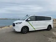 Taxi nº 8 aparcado junto al puerto deportivo de Vélez-Málaga